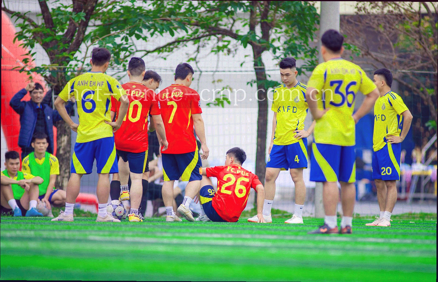 会议室墙面贴满赛程与数据打印件，几人在白板前讨论
